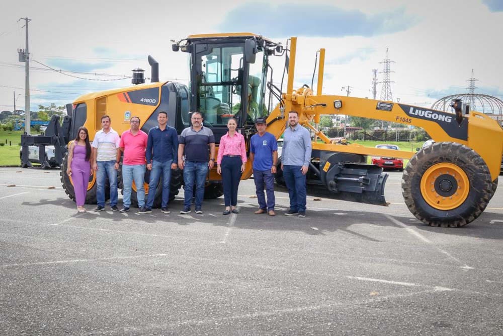 Prefeitura de São José dos Pinhais conta com nova patrola para manutenção de vias públicas 6 sao-jose-pinhais-patrola