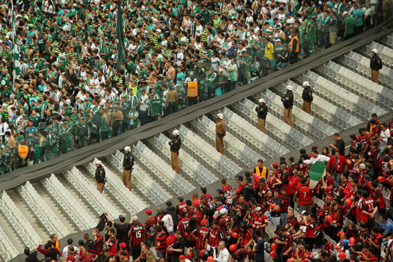brigas em estádios de futebol