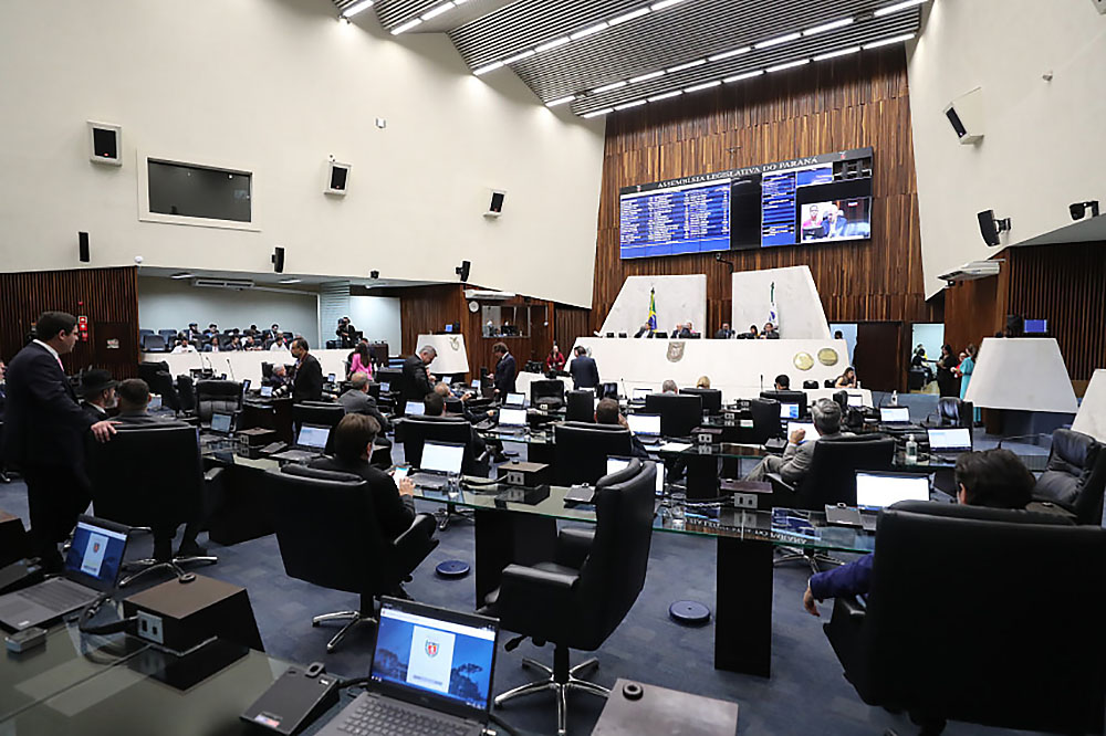 Recrutadores de agências de modelos terão acesso proibido em escolas públicas do Paraná 2 Sessão da Assembleia Legislativa do Paraná