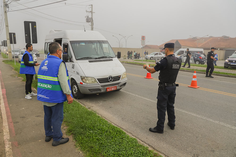 Fiscalização em vans garante mais segurança no transporte de alunos de Campina Grande do Sul 1 Fiscalização em vans