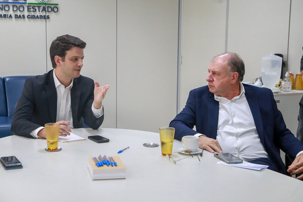 Com R$ 900 milhões em caixa, Sistema de Financiamento aos Municípios atualiza gestão 3 Secretário das Cidades, Eduardo Pimentel, e da Casa Civil, João Carlos Ortega