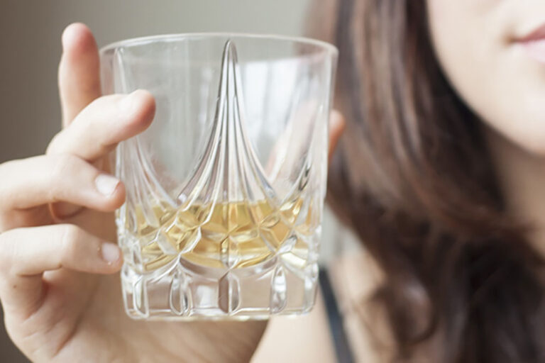 mulher evitar o álcool
