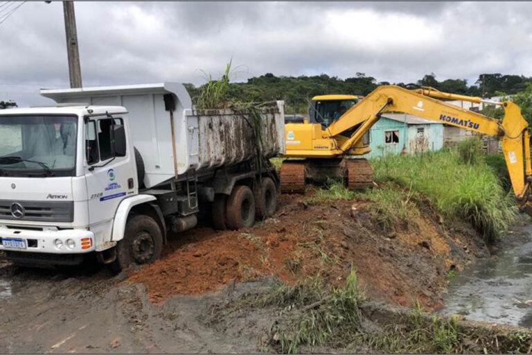 trabalhos de limpezas de rios para evitar alagamentos