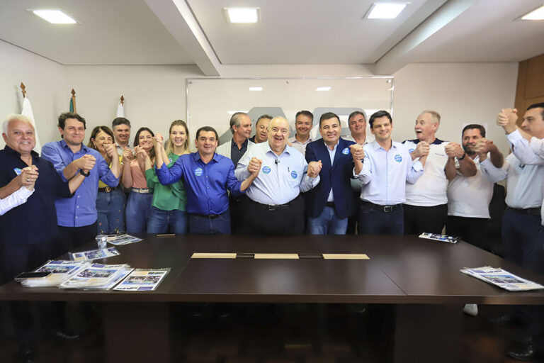 Prefeito Rafael Greca, acompanhado do vice-prefeito Eduardo Pimentel, participam das eleições para presidente da AMP