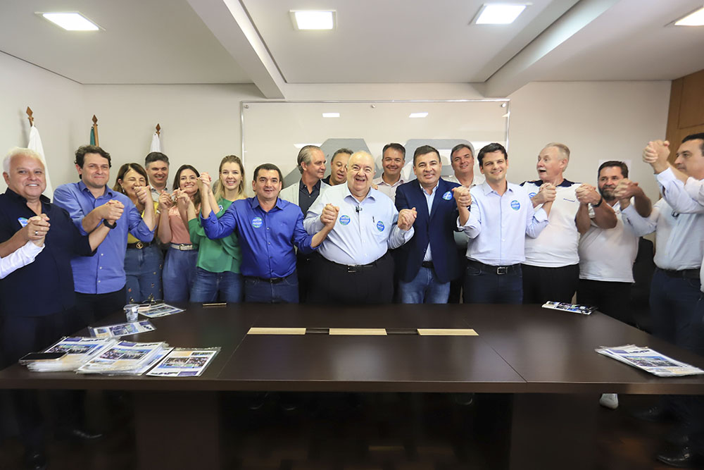 Greca participa das eleições da nova diretoria da Associação dos Municípios do Paraná 6 Prefeito Rafael Greca, acompanhado do vice-prefeito Eduardo Pimentel, participam das eleições para presidente da AMP