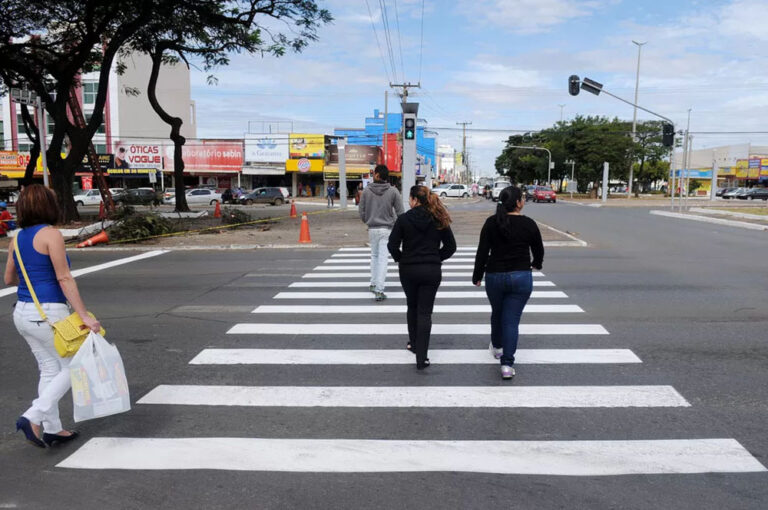 pedestres no trânsito