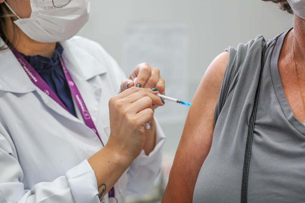 Piraquara inicia aplicação da vacina bivalente contra Covid-19 para os Profissionais da Saúde 2 aplicação da vacina bivalente contra Covid-19