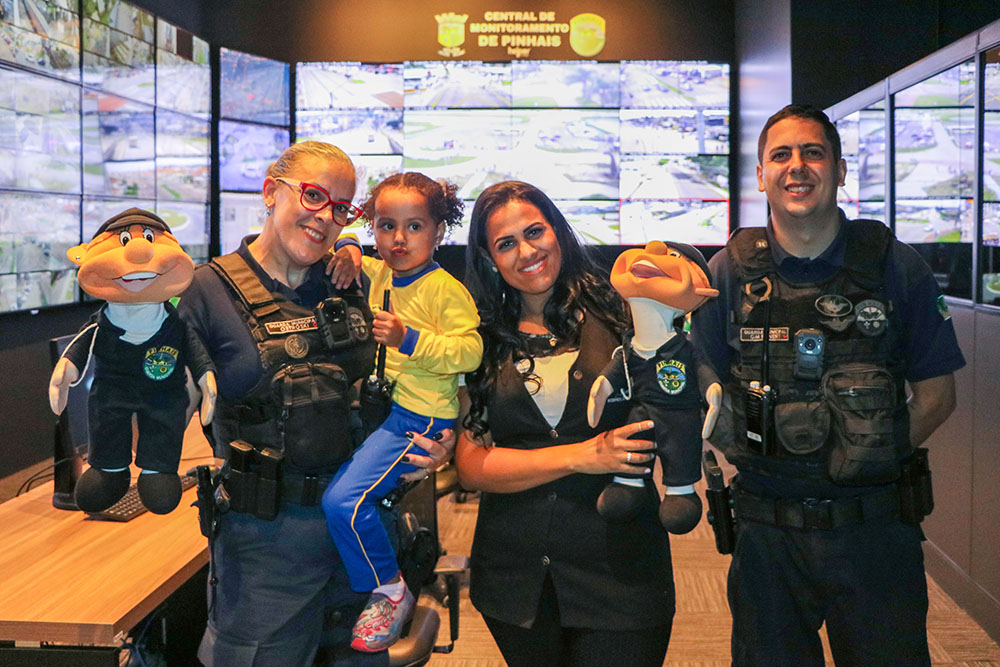 Júlio e Júlia, os fantoches da Patrulha Escolar de Pinhais, fazem o maior sucesso com a criançada 2 fantoches da Patrulha Escolar