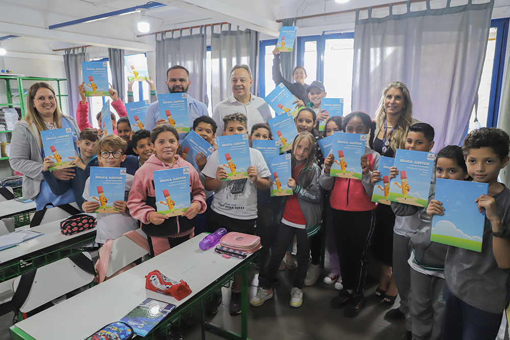 Estado entrega material de alfabetização para alunos de Campina Grande do Sul 4 entrega material de alfabetização