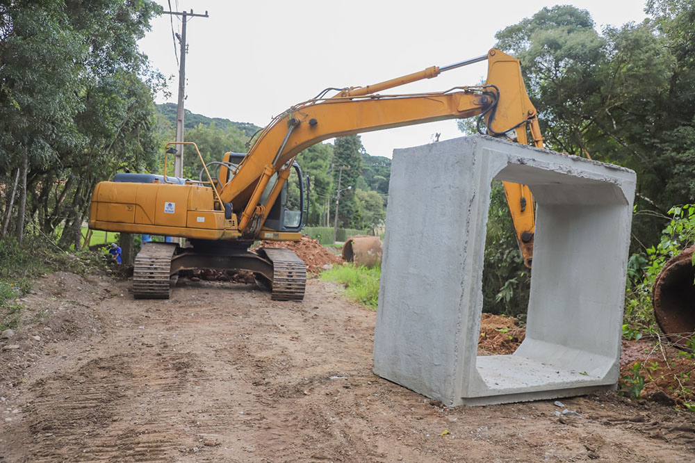 Prefeitura de Campina Grande do Sul escava rua e instala 21 módulos em concreto para melhor vazão de águas 2 melhor vazão de águas