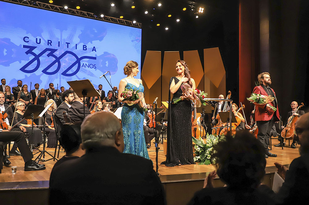 Com plateia lotada, Isabel Leonard canta pelos 330 anos de Curitiba 2 Isabel Leonard
