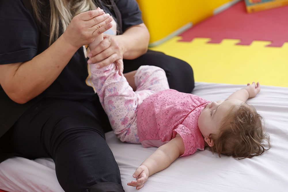 Professoras do CMEI Norma Berneck, em Araucária, usam massagem indiana para bem-estar de bebês 5 CMEI Norma Berneck