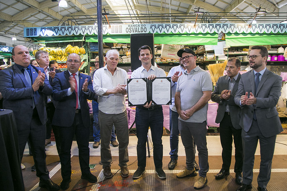Eduardo Pimentel assina autorização para início das obras do entorno do Mercado Municipal de Curitiba 9 Mercado Municipal de Curitiba