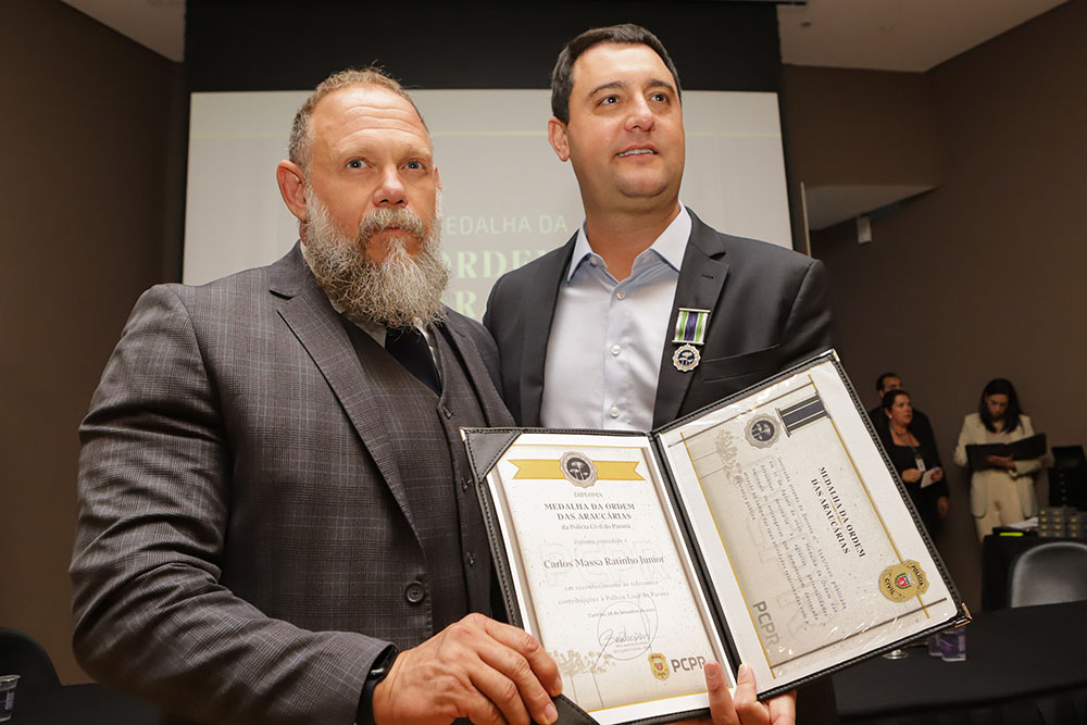Ratinho Junior comemora avanços na segurança pública em entrega de homenagens da Polícia Civil 3 homenagens da Polícia Civil