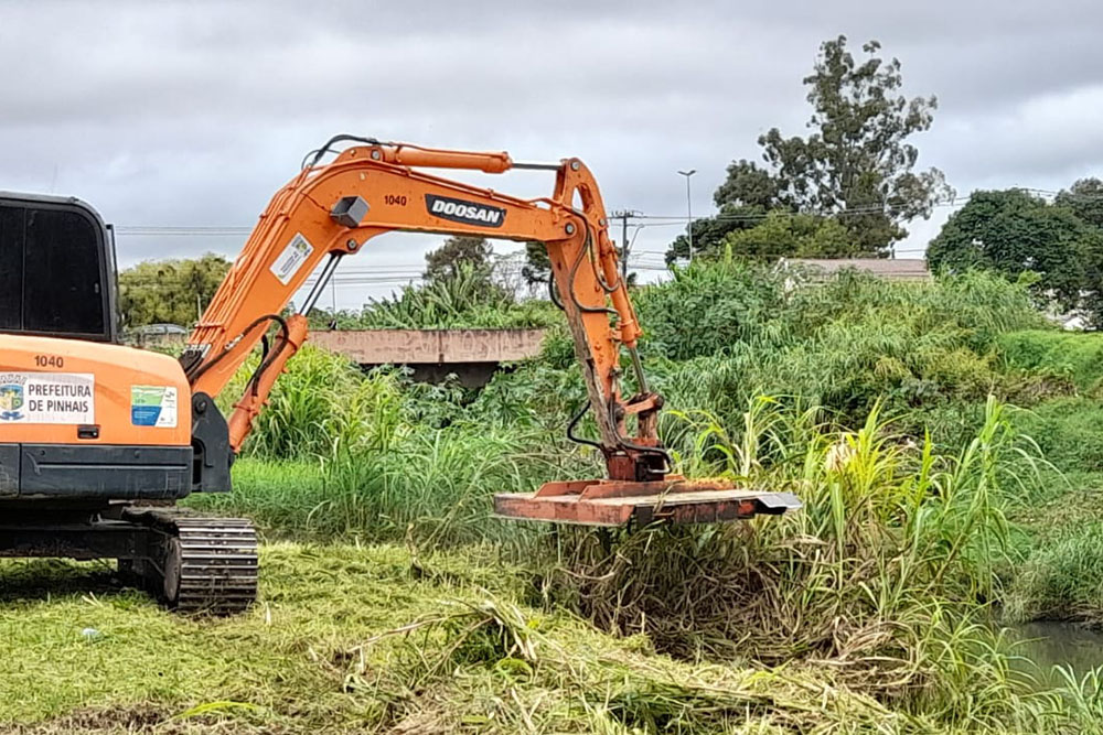 Limpeza dos rios é constante e ajuda a evitar enchentes em Pinhais 6 Limpeza dos rios
