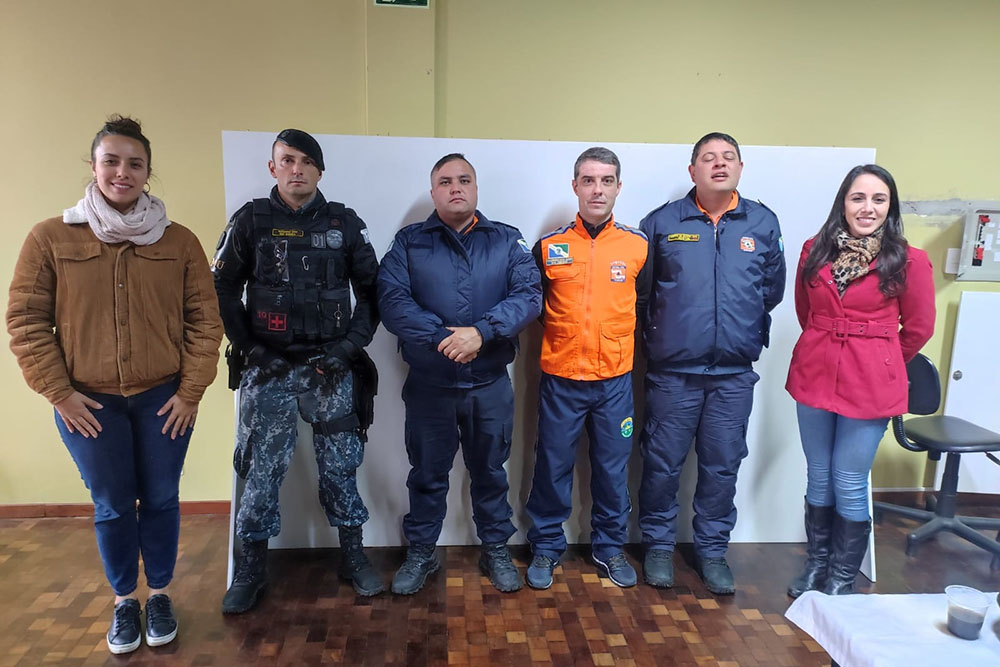 Servidores de Pinhais recebem treinamento para situações de risco e emergência nas escolas 9 situações de risco e emergência nas escolas