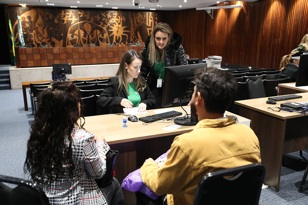 Mutirão Concilia Paraná atende cerca de 120 pessoas na Assembleia Legislativa 6 Mutirão Concilia Paraná