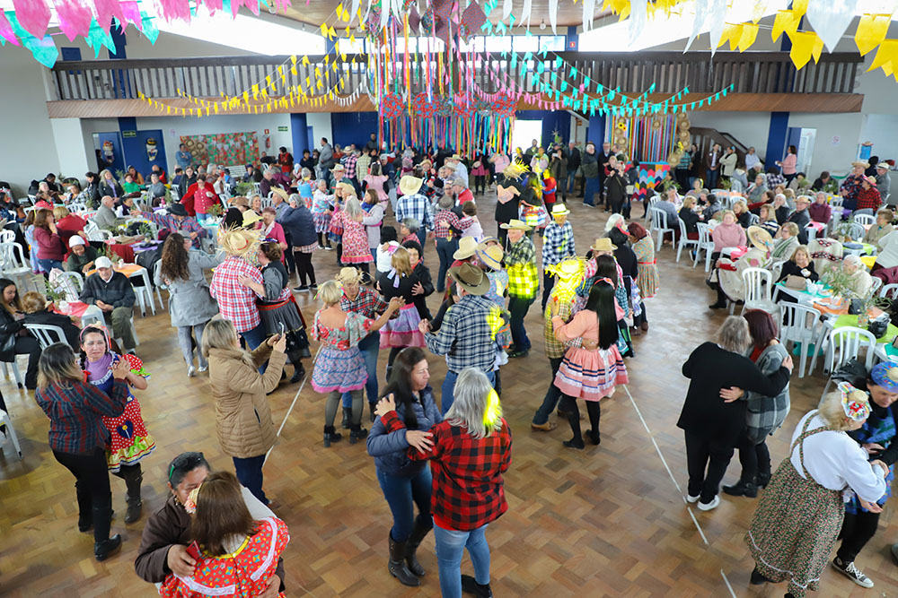 Grande Festa Julina fez a alegria dos grupos da Melhor Idade e da Ginástica Feminina de Campina Grande do Sul 9 Festa Julina