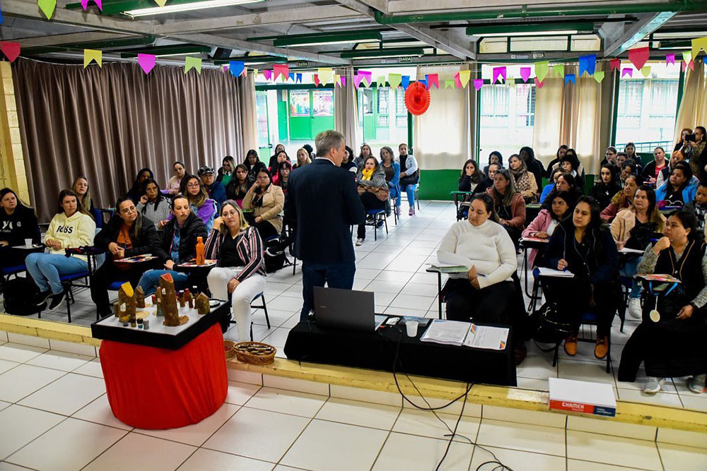 Professores de Colombo recebem formação para uso do novo material didático da Educação Infantil 3 Professores de Colombo