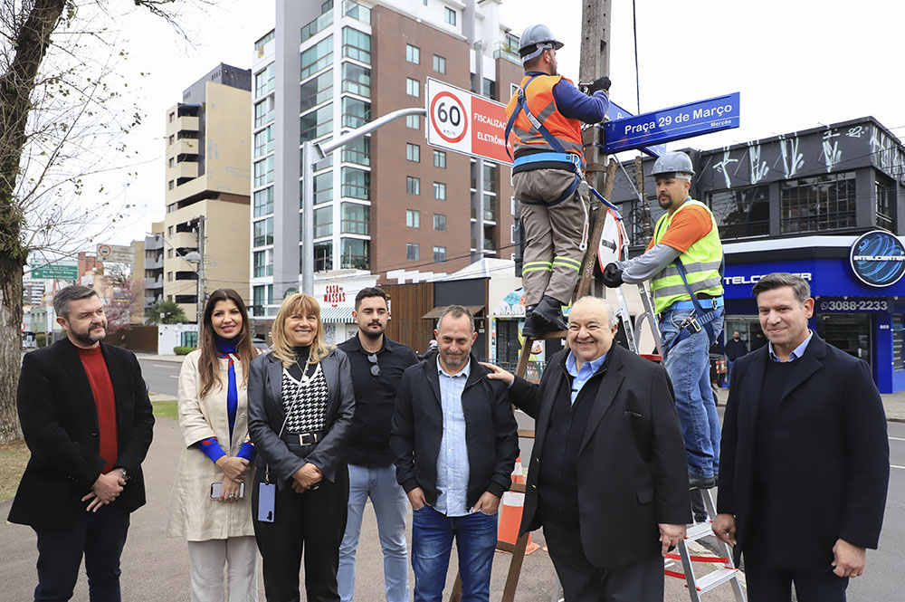 Prefeito Rafael Greca apresenta as novas placas de nomenclatura de ruas em Curitiba 9 novas placas de nomenclatura de ruas