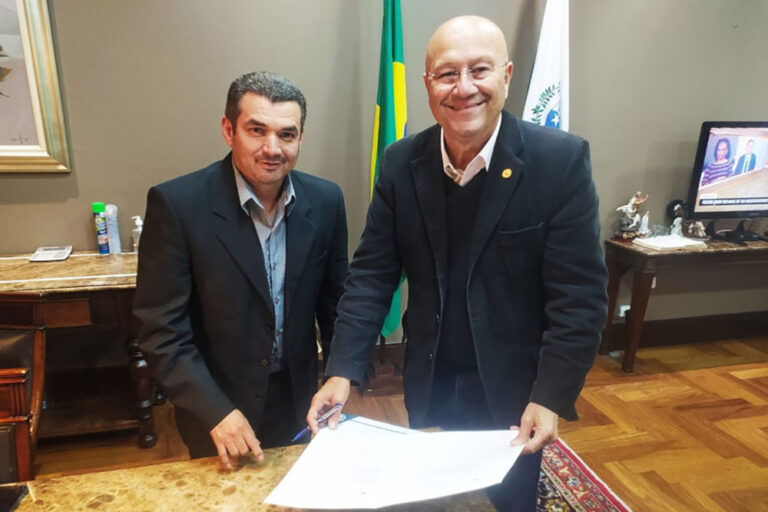 O deputado Luiz Claudio Romanelli ao lado do presidente da AMP e prefeito de Santa Cecília do Pavão, Edimar Santos