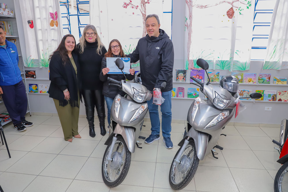 Bihl Zanetti entrega prêmios aos professores ganhadores do 2º concurso municipal de projetos 5 concurso municipal de projetos