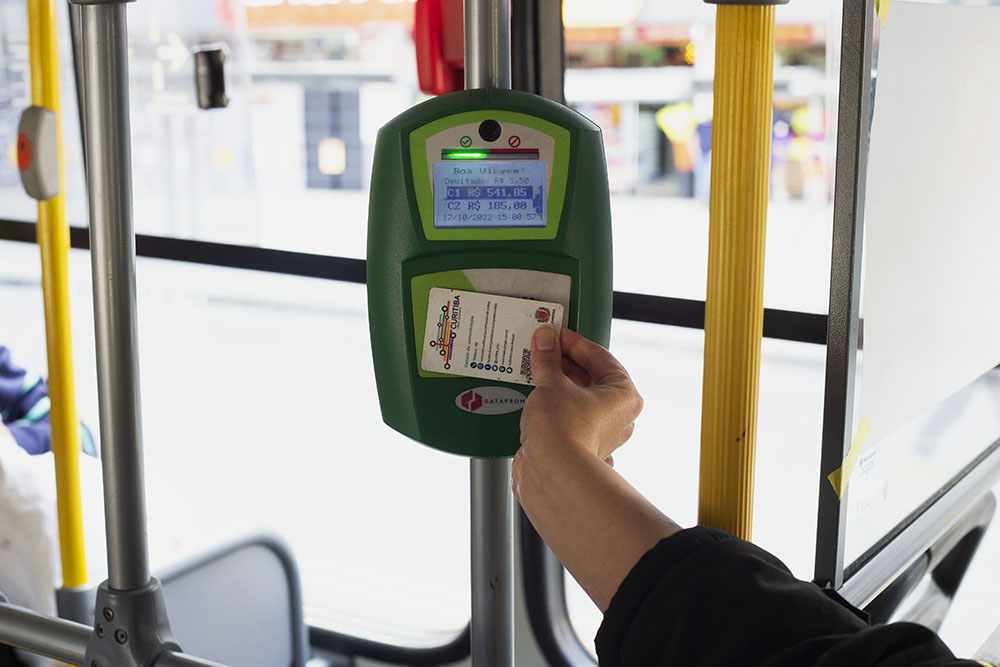 Com pagamentos por cartão, assaltos no transporte coletivo de Curitiba caíram 89% 4 assaltos no transporte coletivo
