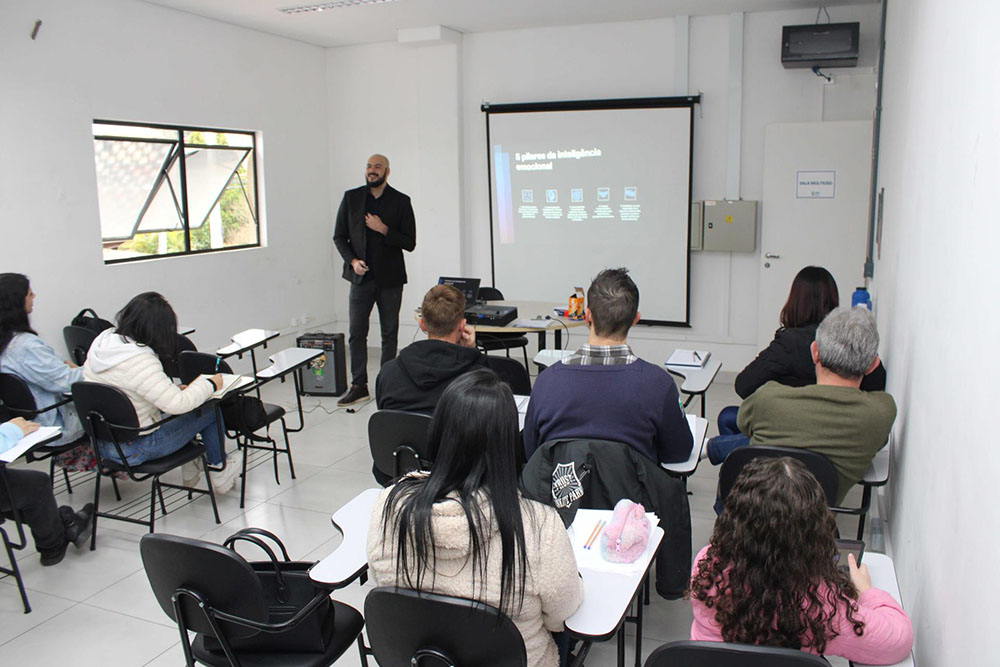 Prefeitura de Fazenda Rio Grande capacita servidores para melhor atendimento 7 No total, 60 servidores foram beneficiados com o curso “Atendimento que gera relacionamento”