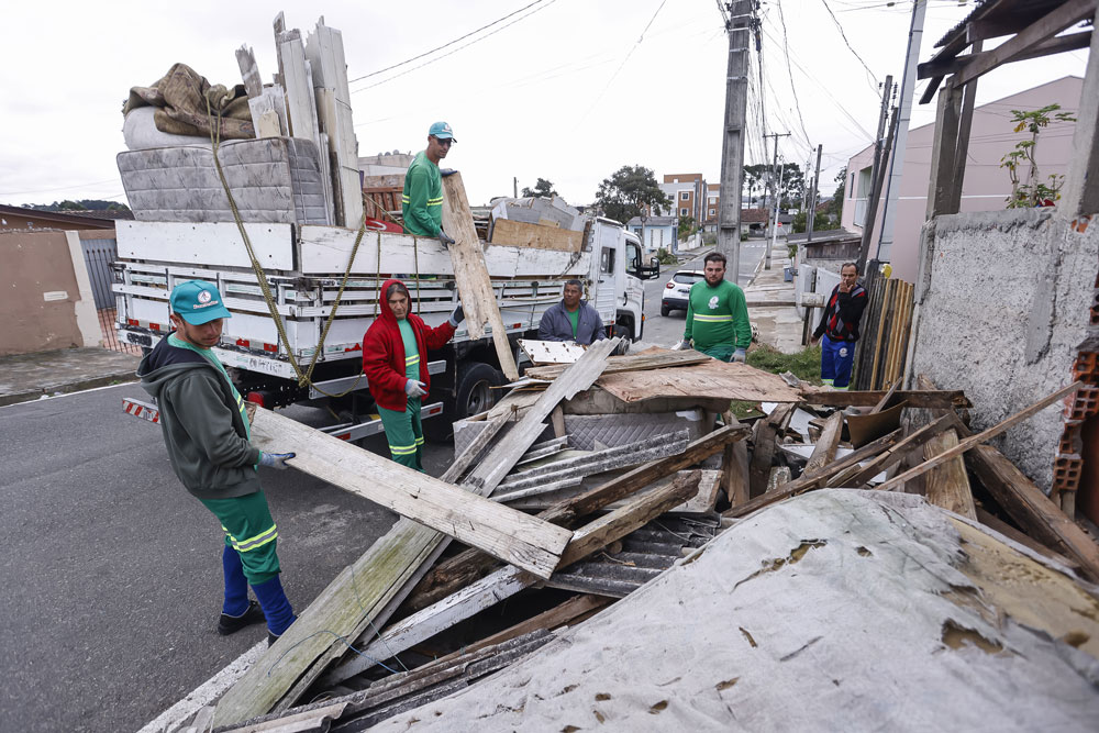 BAIRRO LIMPO: Sem a colaboração da comunidade com a coleta gratuita de volumosos, aumenta a preocupação com casos de dengue 7 programa Bairro Limpo