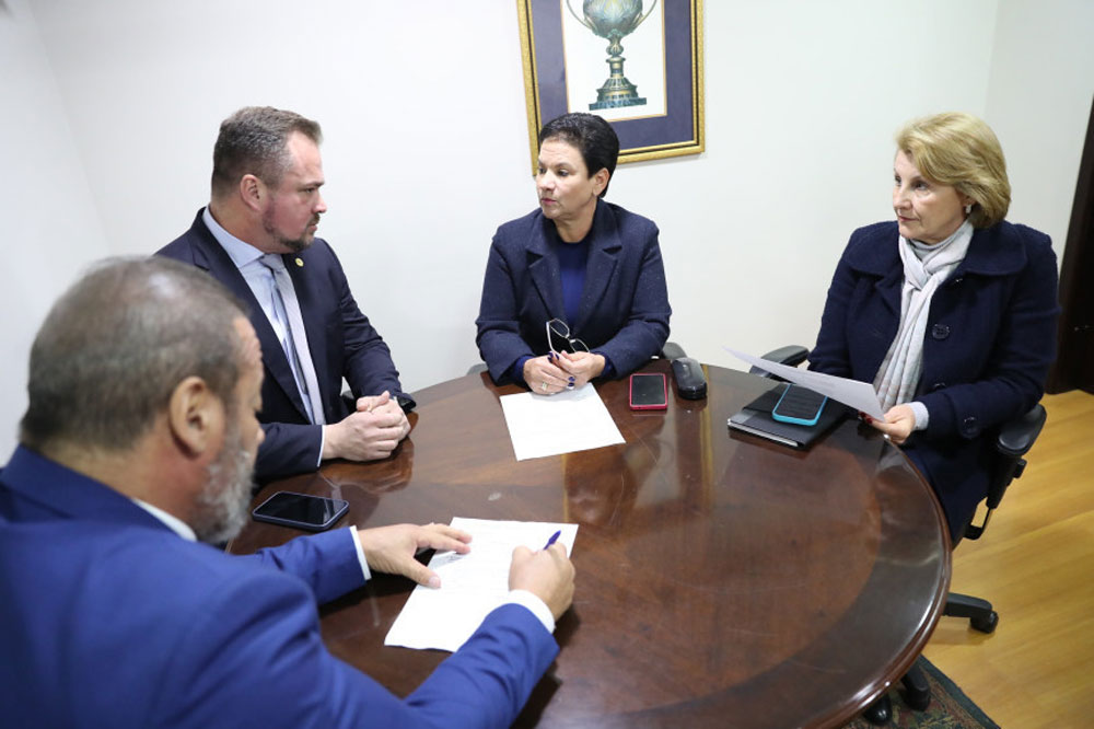 Deputada Marli preside reunião da Comissão de Relações Federadas e Assuntos Metropolitanos 3 Deputadas Marli Paulino e Marcia Huçulak com os deputados Alisson Wandescheer e Gilberto Ribeiro