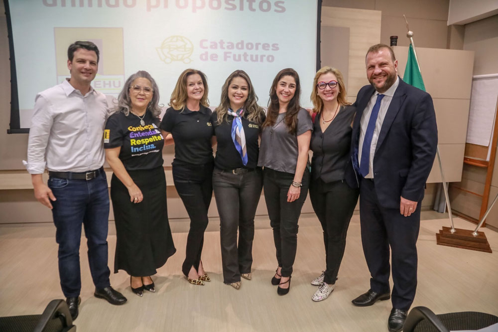 Eduardo Pimentel anuncia parceria para capacitação de filhos de catadores de recicláveis de Curitiba 9 catadores de recicláveis