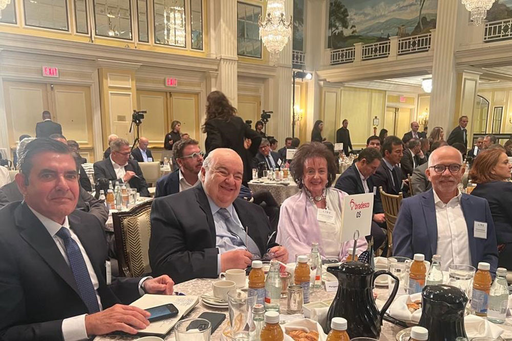 Presidente do Senado apoia Greca na defesa da inovação e de subsídios ao transporte público 2 Prefeito Rafael Greca e a primeira-dama Margarita Sansone