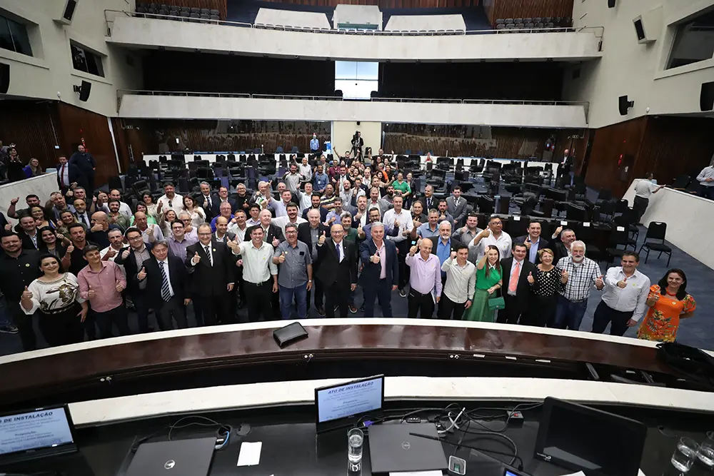 Frente parlamentar vai ampliar diálogo e reforçar a defesa dos interesses dos municípios paranaenses 9 Frente parlamentar