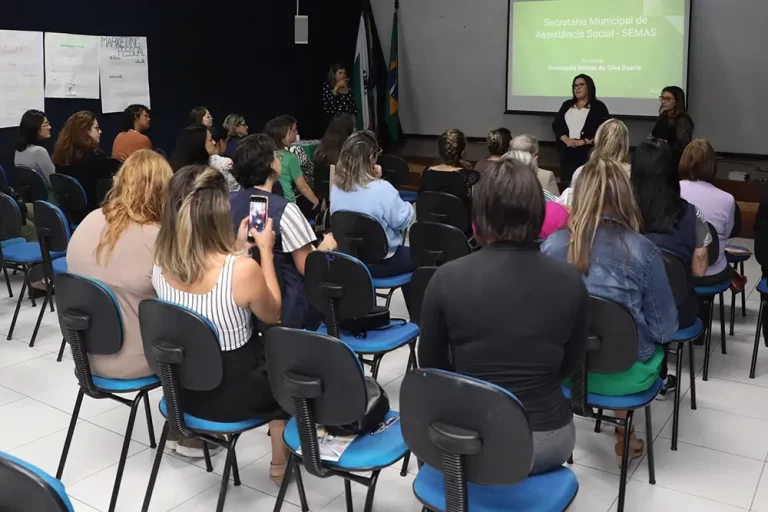 O evento foi realizado no auditório do Centro da Juventude de Pinhais