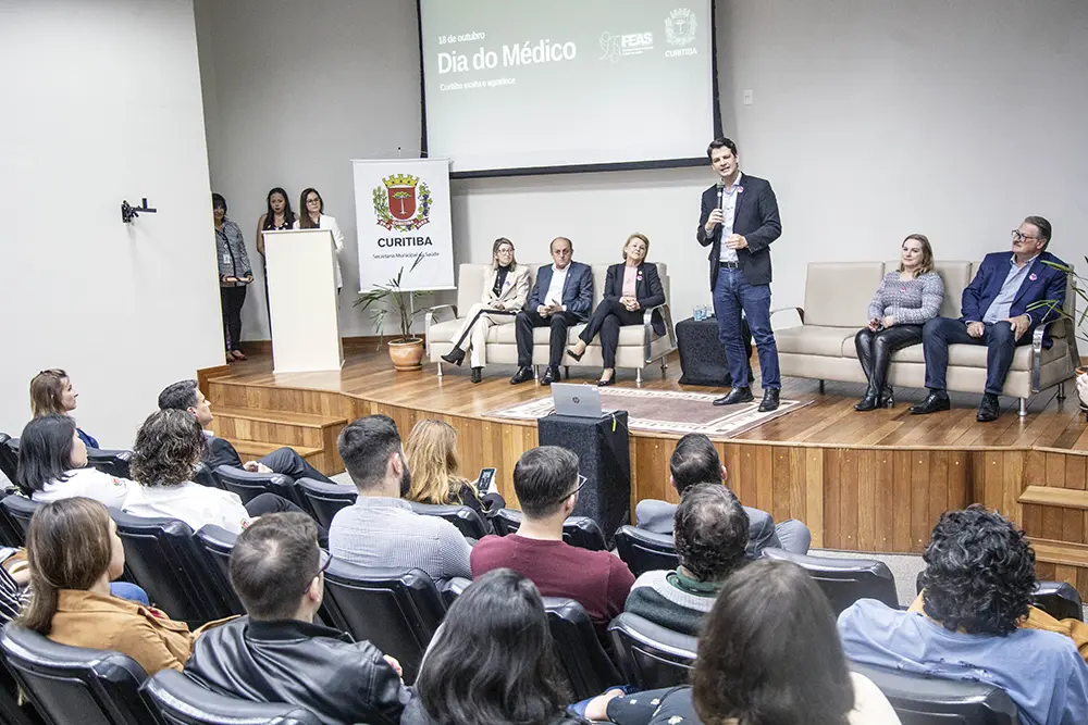 Pimentel acompanha homenagem a profissionais da Saúde por serviços prestados ao SUS de Curitiba 5 profissionais da Saúde