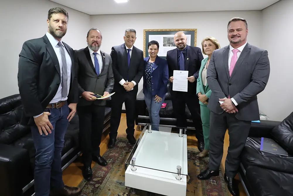 Comissão de Assuntos Metropolitanos autoriza o Estado a doar lotes para o município de Pinhais 8 Comissão de Assuntos Metropolitanos