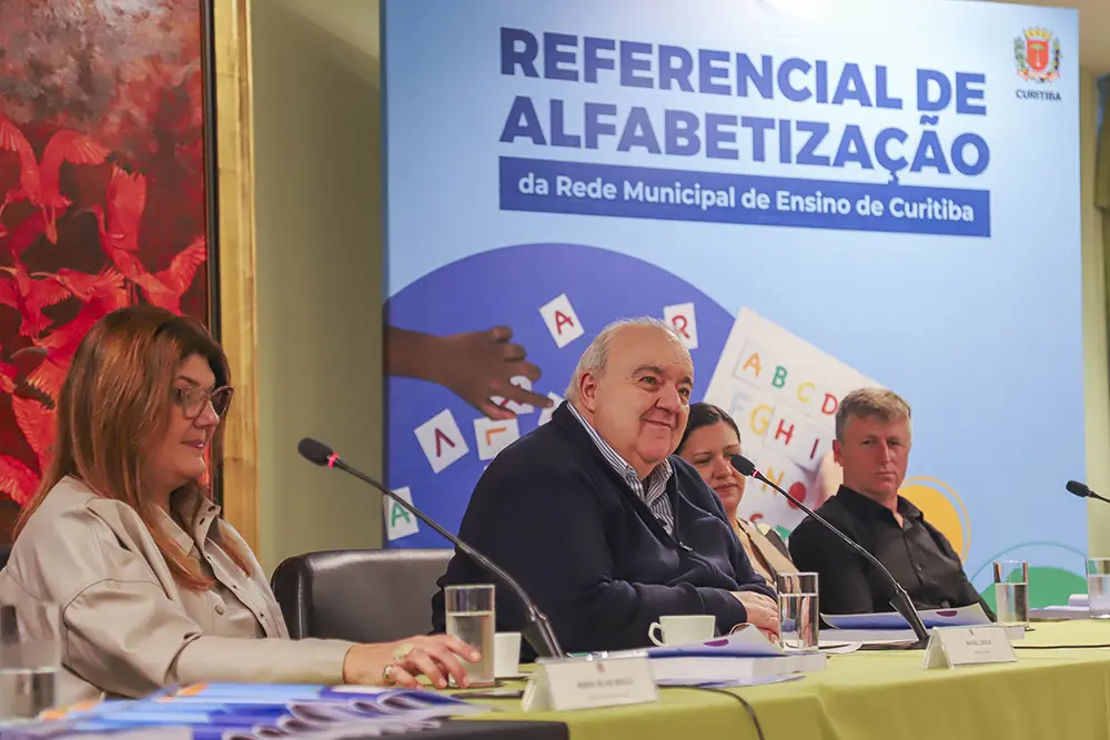 Este material representa o direito de ir além, diz Greca ao lançar cadernos para alfabetização 5 cadernos para alfabetização