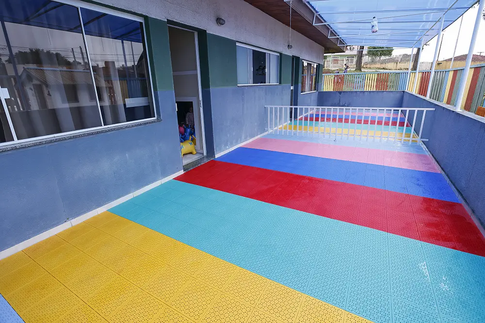 Solários de escolas e CMEIs de Araucária estão ganhando pisos com sistema de amortecimento 8 pisos com sistema de amortecimento