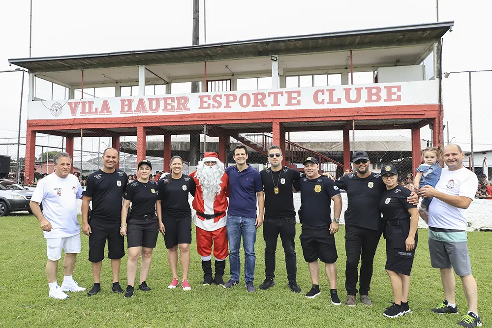 Em Festa de Natal de Curitiba no Boqueirão, Eduardo Pimentel recebe Papai Noel e distribui presentes 8 Festa de Natal de Curitiba