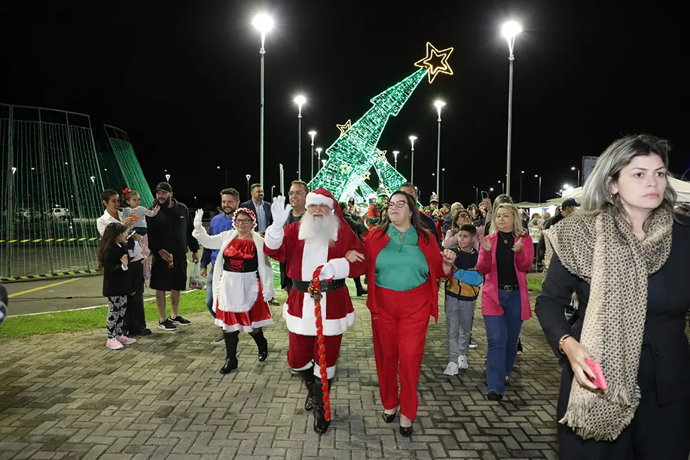 Chegada do Papai Noel, música e teatro embalaram abertura do Natal Encantado de Pinhais 2 Natal Encantado