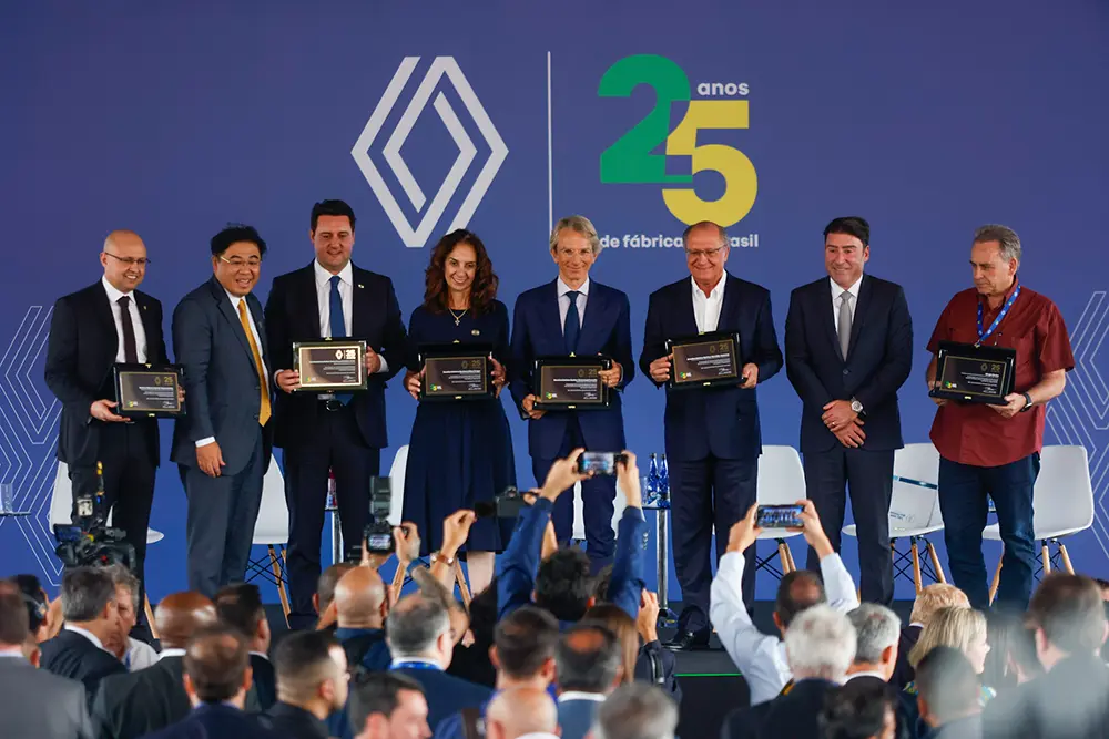 Renault anuncia investimento de R$ 2 bi para produção de novo C-SUV híbrido em São José dos Pinhais 8 novo C-SUV híbrido