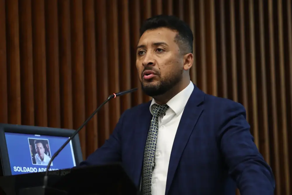 Na tribuna do Plenário, deputado Soldado Adriano José fala da importância dos colégios cívicos militares em dia de votação 3 Deputado Soldado Adriano José