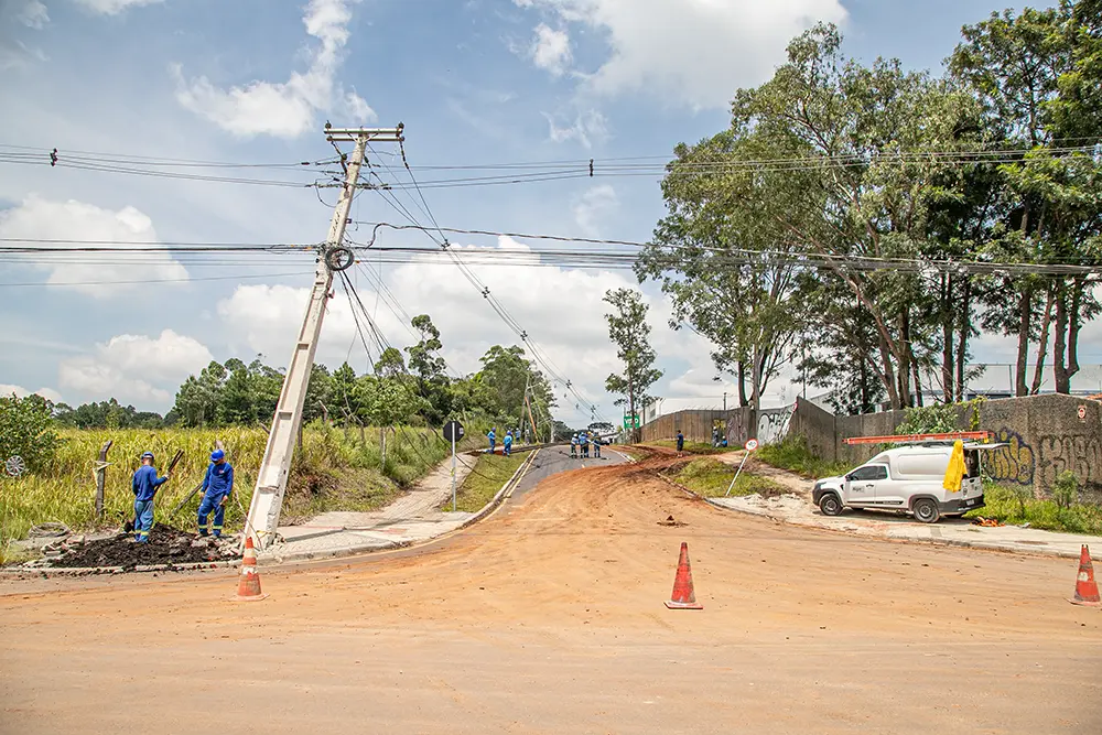 Temporais provocaram quebra de 5,6 mil postes no Paraná em 2023 4 postes
