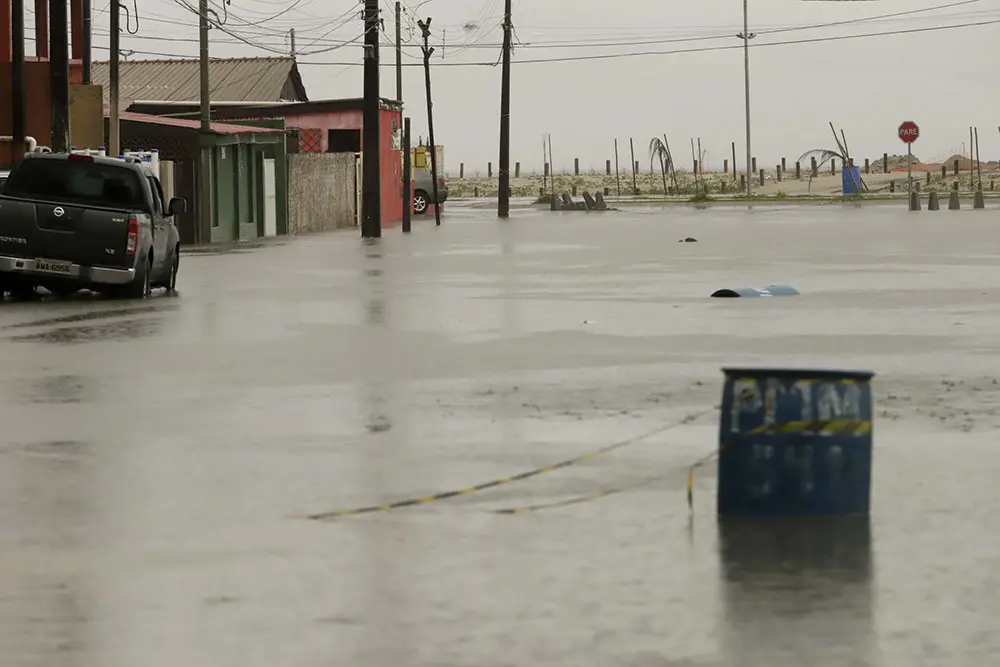 Corpo de Bombeiros atende famílias atingidas pelas chuvas no Litoral do Paraná 5 chuvas no Litoral