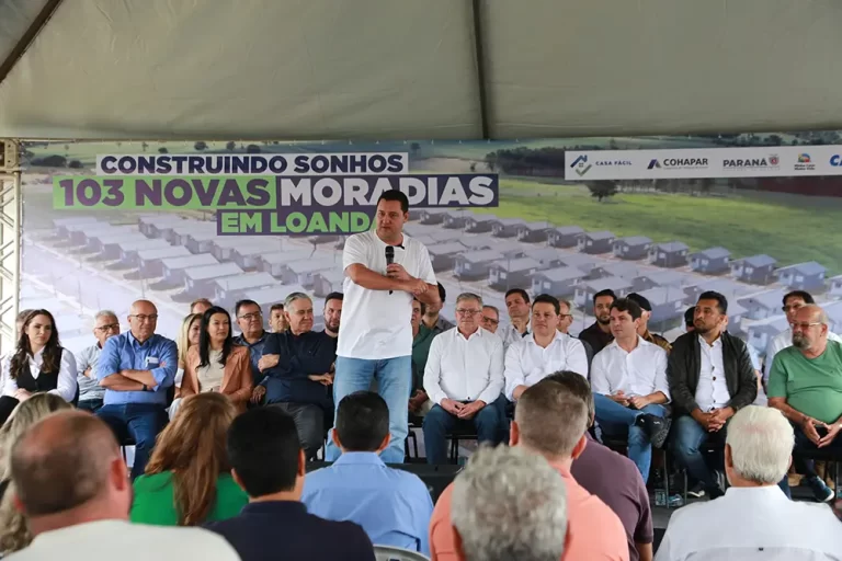 Ratinho Junior entrega condomínio residencial