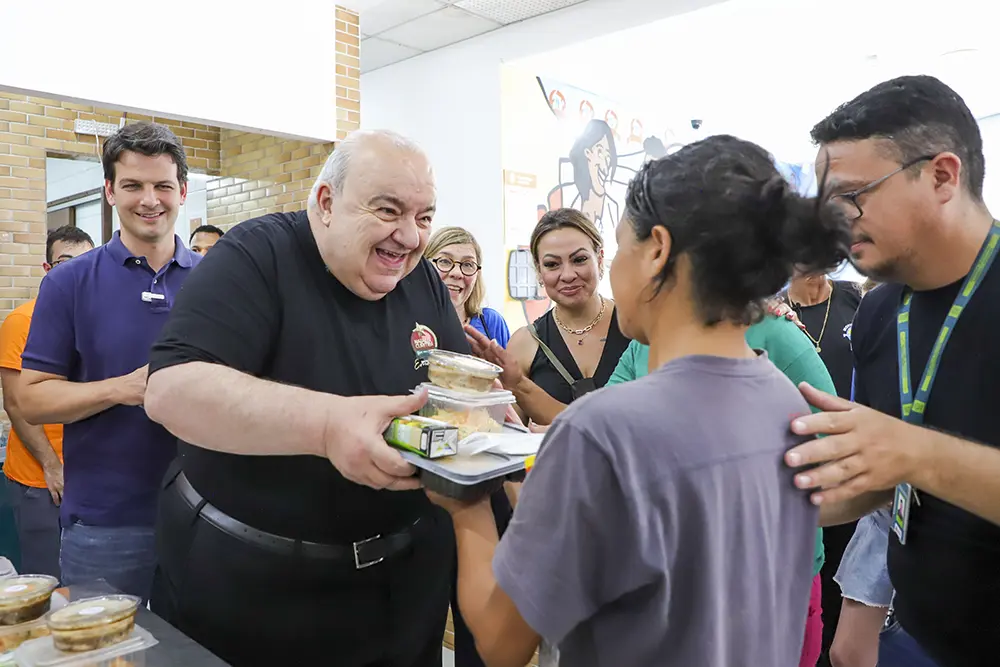 Greca e Eduardo Pimentel recebem pessoas em situação de rua no almoço natalino de Curitiba 3 almoço natalino