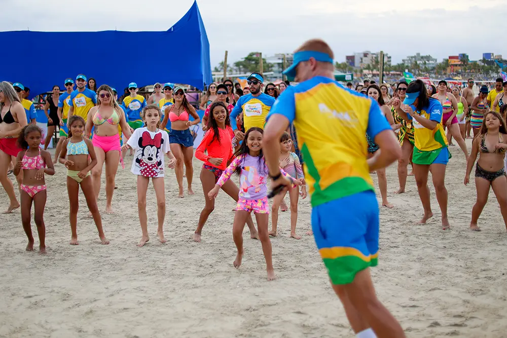 Turistas e moradores do Litoral aproveitam verão para praticar esportes nas arenas do Estado 4 praias do Paraná