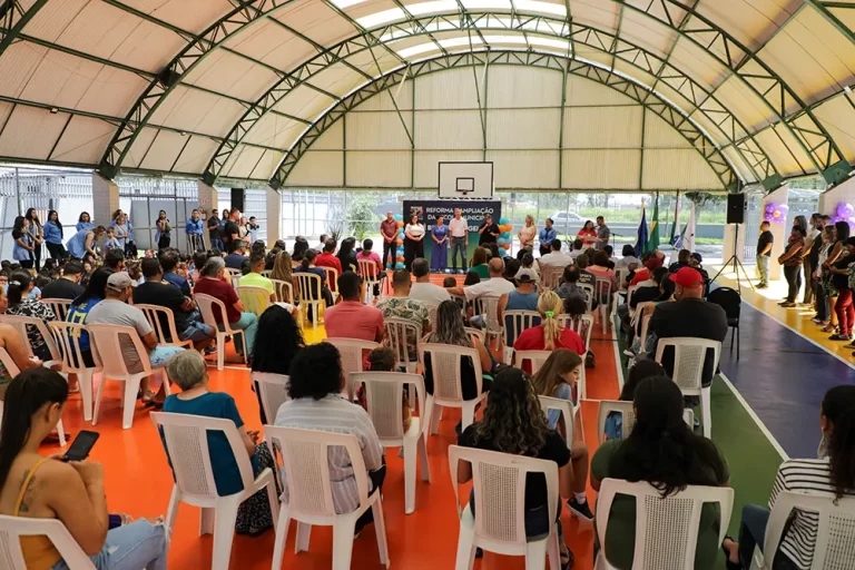 Pinhais reinaugura escola