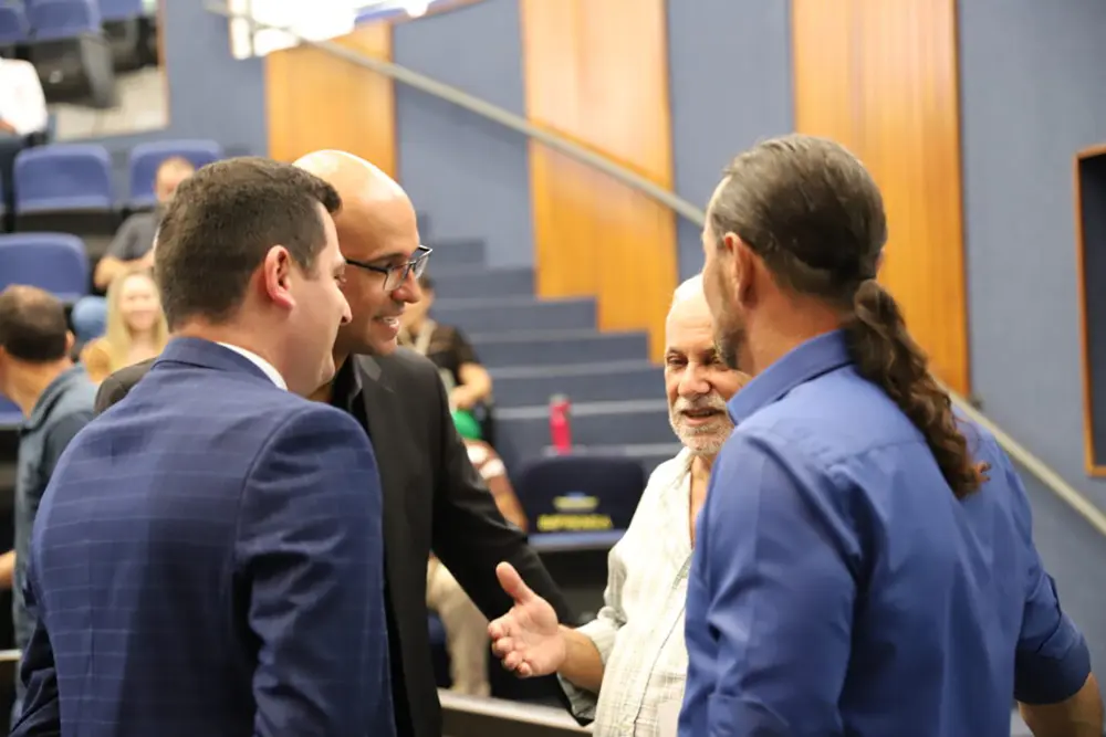 Primeira semana de retorno das sessões da Câmara de São José dos Pinhais tem aprovação de projetos e votação de veto 4 retorno das sessões