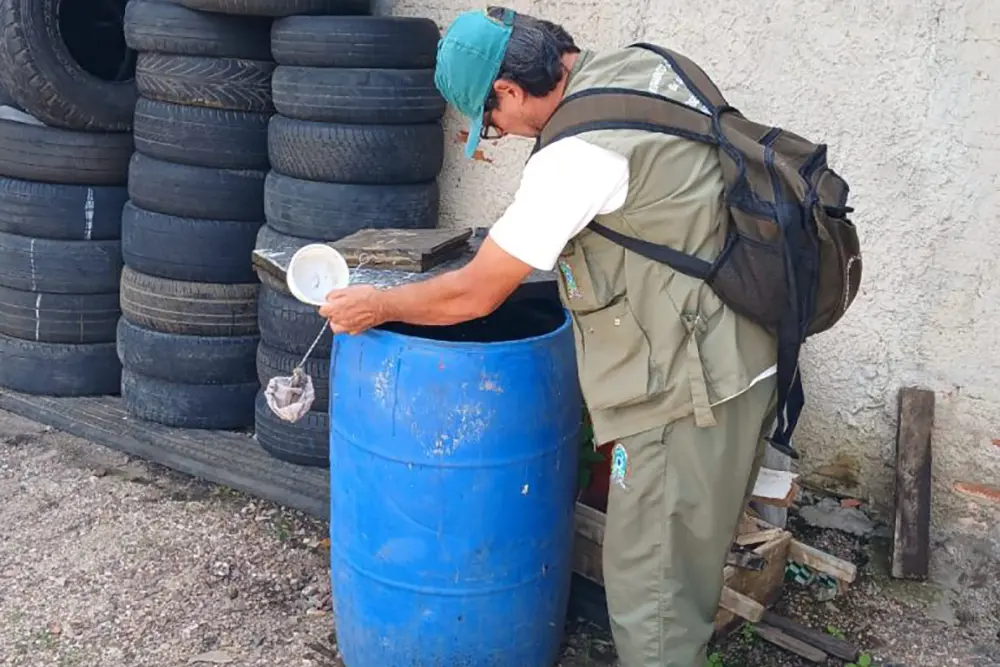 Secretaria de Saúde de São José dos Pinhais realiza vistorias de terrenos e orientações sobre a dengue à população 2 orientações sobre a dengue